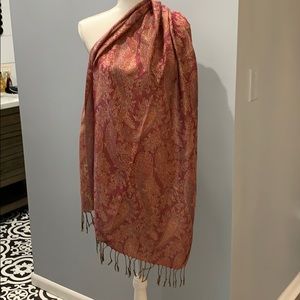 Scarf with glittery paisley print.